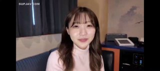 黑絲高跟大學生觀戰好姐妹被草，搞的自己騷逼瘙癢難耐自慰，躺在沙發邊等待大哥寵幸，扛腿抽插浪叫呻吟好騷